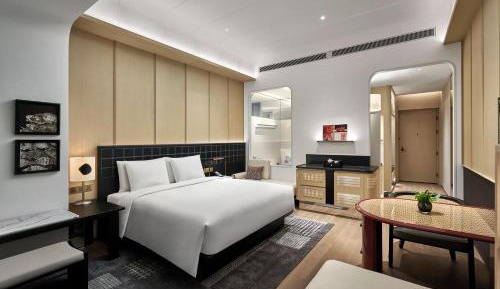 Standard King Room with Bathtub