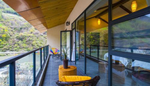Twin Room with Mountain View