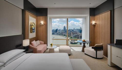 Deluxe King Room with River View and Club Access