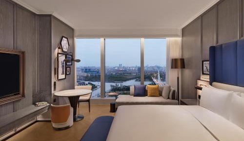 Deluxe King Room with Canal View