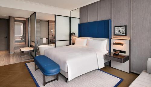 Deluxe King Room with City View