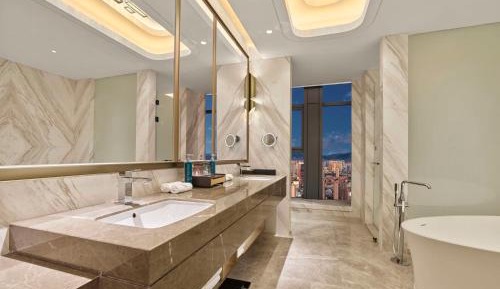 Premier King Suite