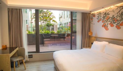 Queen Room with Garden View
