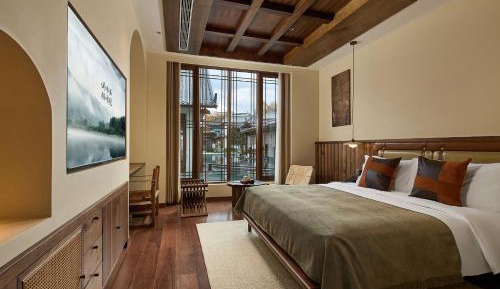 Deluxe Queen Room