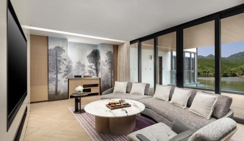 Ten bedroom connected villa(Welcome fruite and desert+Free mini bar+Enjoy breakfast in the Villa+BVLGARI toiletries+Daily complimentary laundry service up to 8 items+ one-way airport transfer 1 trip+Exclusive massage bathtub+sauna room)