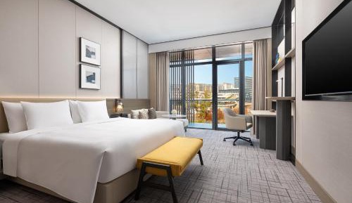 Standard King Room with Lounge Access