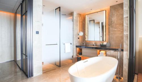 Executive King Room with Balcony - Club Lounge Access