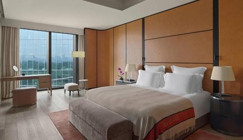 One-Bedroom Deluxe Suite with Liangma River View (Free Mini-bar soft drinks & beers + Two-way limousine services are available between the hotel and airport or train station in Beijing + unlimited laundry service)