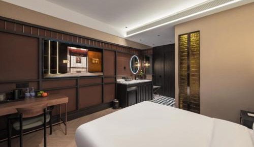 Deluxe Queen Room