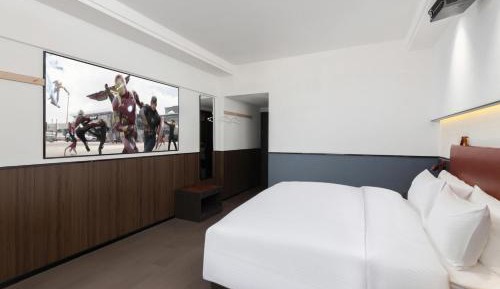 Projection Queen Room 