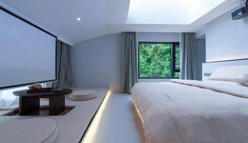 Sunshine Queen Room  