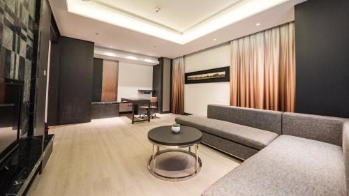 Standard King Room with Golf View and Lounge Access