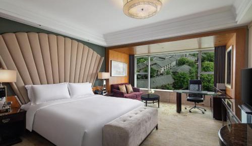 1 King Bed Premium Lounge Access