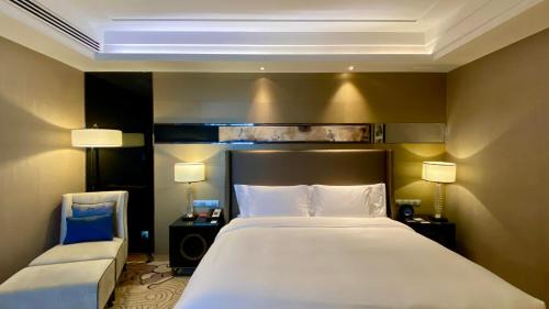 Standard King Room with Lounge Access
