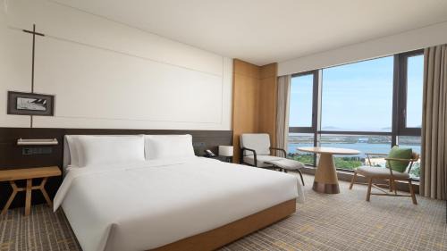 Standard King Room with Bay View 
