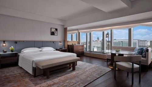1 King Bed, Club Access, Premier