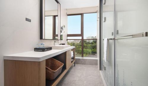 Business Queen Room