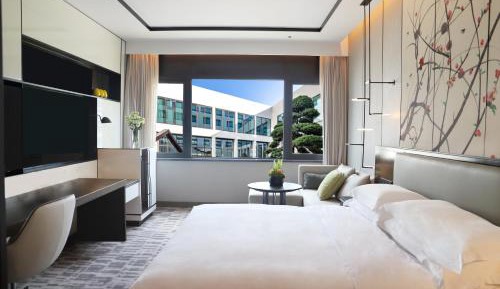 Standard King Room with Courtyard View