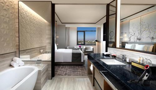 One-Bedroom Suite with Dining Area
