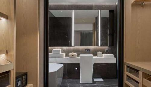 Two-Bedroom King Suite with Kitchen and Two King Beds