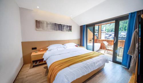 Deluxe Queen Room with Terrace 