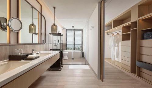 Premium King Room with Ocean View and Club Access