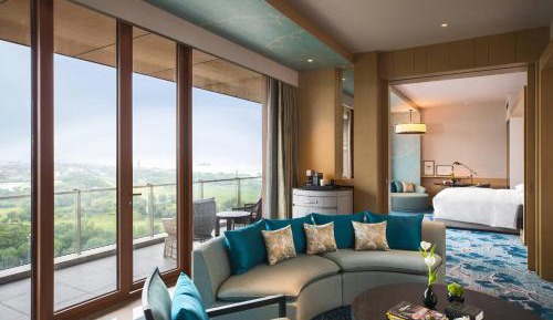 King Suite with Mountain View