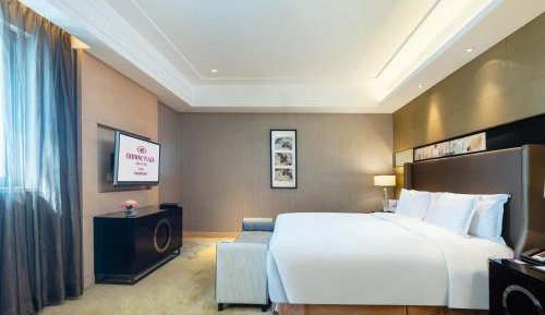 One-Bedroom Suite with Dining Area