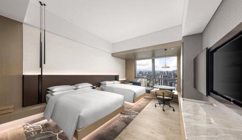 Deluxe Guest Room with Two Double Beds and City View