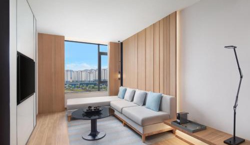 King Suite with Mountain View