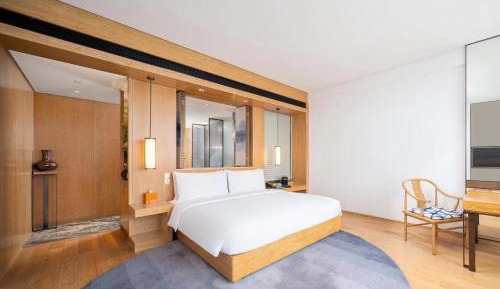 Standard King Room with Lake View - High Floor