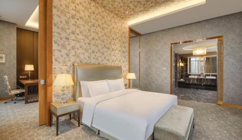 Junior King Suite with Lounge Access