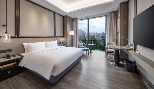 Standard King Room with City View