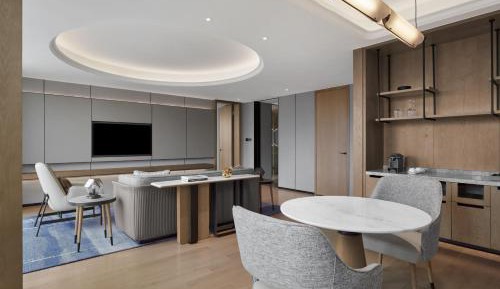 Deluxe Suite with Executive lounge access with 1 King