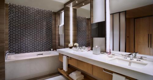 1 King Bed, High Floor, Guest Room