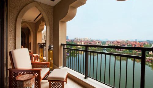 Deluxe Guest room, 1 King, Lake view, Balcony
