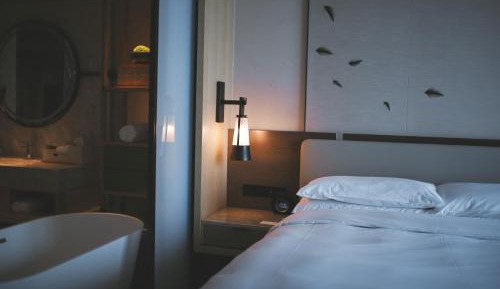 Deluxe King Guest Room with City View