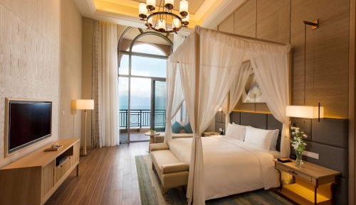 One-Bedroom Suite wth Lake View