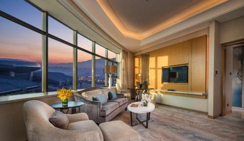Room with Snow Mountain View and Lounge Access