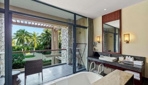 Deluxe King Room with View