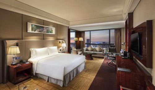 Deluxe King Room with City View