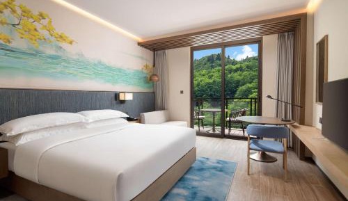 Deluxe King Room with Balcony