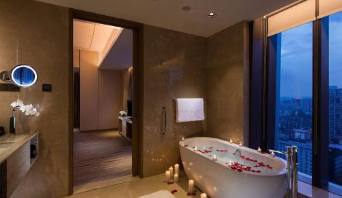 Premier King Corner Room with Lounge Access