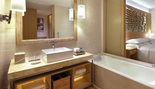 Grand Deluxe Sea View King Room