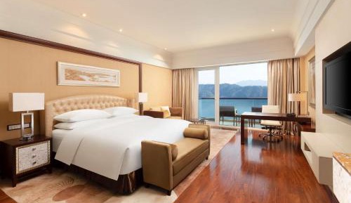 Grand King Room with Lake View