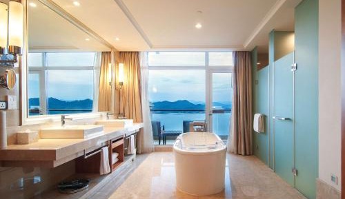 Deluxe Suite with Lake View