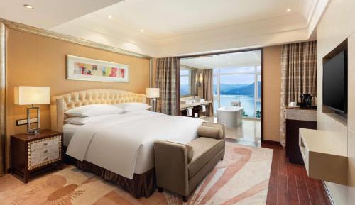 Suite with Lake View