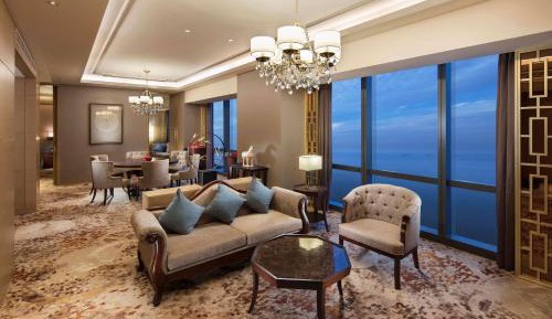 One-Bedroom Deluxe King Suite