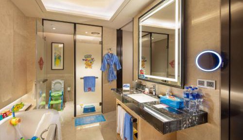 One-Bedroom Premier King Suite with Lounge Access