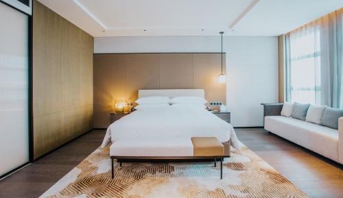 One-Bedroom Club Suite - Club Lounge Access